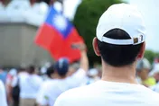 朱立倫「凱道台下背影照」挺反毒油影片創作者韋淳祐　轟賴政府查水表傷害民主