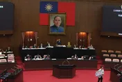 黨政軍條款鬆綁　立院三讀：放寬間接持股1%上限