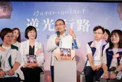 《逆光行路》新書發表　侯友宜：社工像人間菩薩在民眾面臨苦難時拉一把