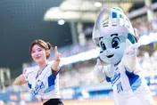 男粉大巨蛋違規送禮！李珠珢遭戳背「睜眼驚恐」　網友罵翻