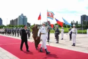 提升兩國軍事交流　顧立雄與史瓦帝尼國防軍司令相互贈勳
