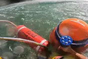 萬里溪堰塞湖水位計故障　12名防災人員冒險垂降陡峭側岸