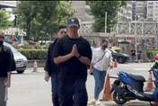 修杰楷閃兵今開庭　黑衣鴨舌帽合十走進法院