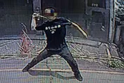 影/三峽驚見「飛榔頭破窗」！女耳朵突劇痛　低頭驚見凶器掉腳邊
