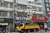 影/換招牌吊車勾電線！嘉義工人命危送醫　釀近3千戶停電