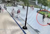 影/台北車站門口男子發狂丟石頭　遭管束強制送醫