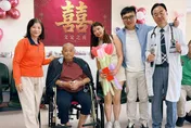 醫院病房變婚禮現場？背後原因曝「爸爸等不到正式婚宴了」