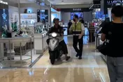 台中阿伯騎機車闖百貨公司！荒唐一幕被錄下　新光三越：無人員受傷