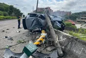 影/苗栗77歲婦駕車彎道自撞電桿亡　驚悚撞擊瞬間曝