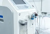 洗腎洗到手腫、臉也腫！醫一刀未動打通3公分阻塞大靜脈