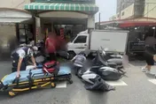 高雄小港貨車暴衝撞路邊5機車　駕駛命危送醫