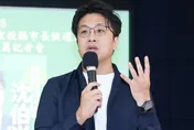 蔣萬安稱沒授權感謝卡、全家照給夏莉絲招生！沈伯洋：採取法律行動了嗎