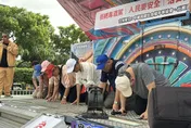 影/被害人家屬凱道集體下跪　向總統府及法院卑微訴求