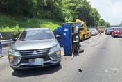國道2號大湳段貨車連撞3車翻覆　2人受傷急送醫