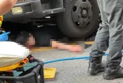影/台中行人地獄！男遭貨車輾壓滿身血　堆高機出動救人
