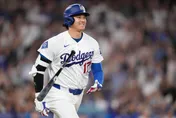 MLB/兒子首觀戰！大谷翔平敲第24轟　向觀眾換回全壘打球