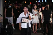 韓歌王黃致列突襲信義區路演　寵粉飆中文金曲〈愛我別走〉 樂收愛文芒果
