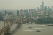 紐約布魯克林大橋驚傳男子跳橋　脫光躍入東河幸獲救