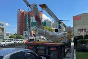 影/汐止拖板車載直升機扯斷電纜！46歲駕駛無通行證遭開罰