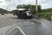 影/苗栗後龍台6線火燒車！小貨車駕駛來不及逃生被燒成焦炭