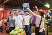 直搗綠營票倉！李四川凌晨突襲三重果菜市場　人氣意外曝光