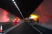 影/25歲男雪隧爆胎「沒放警示標誌」　後車追撞2傷
