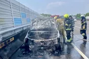國道3號南投段火燒車　休旅車引擎竄火燒成廢鐵