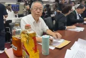 致癌油爆發後首度現身！台糖副總立院備詢　桌上擺粗油、沙拉油