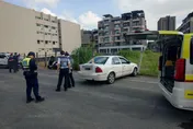 影/慢慢地開過去就走了！高雄詭異噩耗「男子龜速撞車身亡」