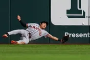 MLB/匆匆忙忙連滾帶爬！李政厚「再見跌倒」超糗　教頭幫緩頰了