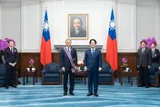 美眾議員麥考爾獲賴總統頒勳：對台軍售140億方案將送國會