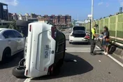 國道1號基隆段翻車後面塞爆　女駕駛受困幸僅輕傷