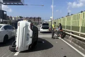國道1號基隆段翻車後面塞爆　女駕駛受困幸僅輕傷