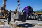 漢光42號東部工兵出動　花防部吊放消波塊演練道路阻絕
