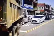 影/桃園重大事故！砂石車「逆向衝機車群」3人緊急送醫