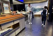 NBA灌籃王也來朝聖！LaVine現身饗 A Joy狂拿海鮮　網笑：吃飯免費看球星
