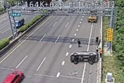 國道1號神岡段自撞翻車車禍　3人受困2傷送醫