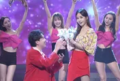 李子森單膝下跪「求婚」了！杜忻恬見超巨鑽戒反應曝光