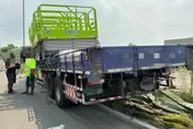 國1民雄段大貨車右前輪突爆胎！隔音牆遭撞爛一整排