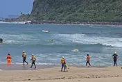 影/基隆大武崙沙灘1人遭大浪捲走　救生艇翻覆4消防員落海