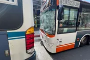 影/新店2公車靠站追撞　車上7歲童受傷送醫