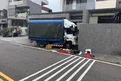 影/斷魂瞬間！屏東小貨車逆向撞民宅圍牆　駕駛送醫傷重不治