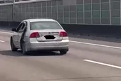 車門損壞還開上國道！乘客徒手拉門像玩命　警將追查開罰