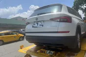 影/士林拖吊車鬆脫休旅車滑落　幸無人車遭波及