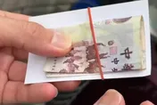 高雄機車頻現「家具行名片綁500元」！老闆喊冤：沒這個閒錢