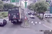 影/五股大貨車失控衝上分隔島　撞爛路樹車頭全毀