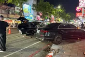 高雄晚間重大車禍！轎車突暴衝「連撞6車」　電桿、變電箱全遭殃