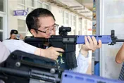 黃偉哲拚了！台南城鎮韌性演習「端槍打靶、吃野戰口糧」
