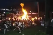 影/驚悚片！雲南火把節可燃液體桶翻　民眾尖叫逃命16人灼傷