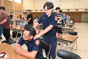 從學長到父親！彰化警察局33對親子檔溫馨同框　按摩慶父親節
